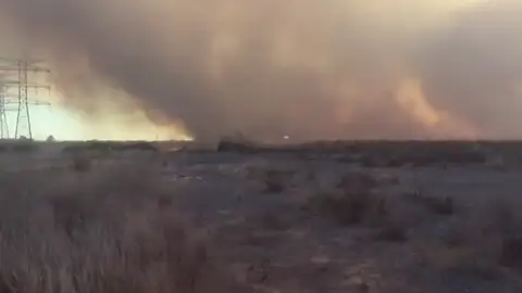 Medios aéreos y terrestres trabajan para extinguir un incendio declarado en Sagunto Medios aéreos y terrestres trabajan para extinguir un incendio declarado en Sagunto