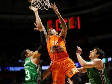 Erik Green penetra a canasta ante la defensa de Unicaja Erik Green penetra a canasta ante la defensa de Unicaja