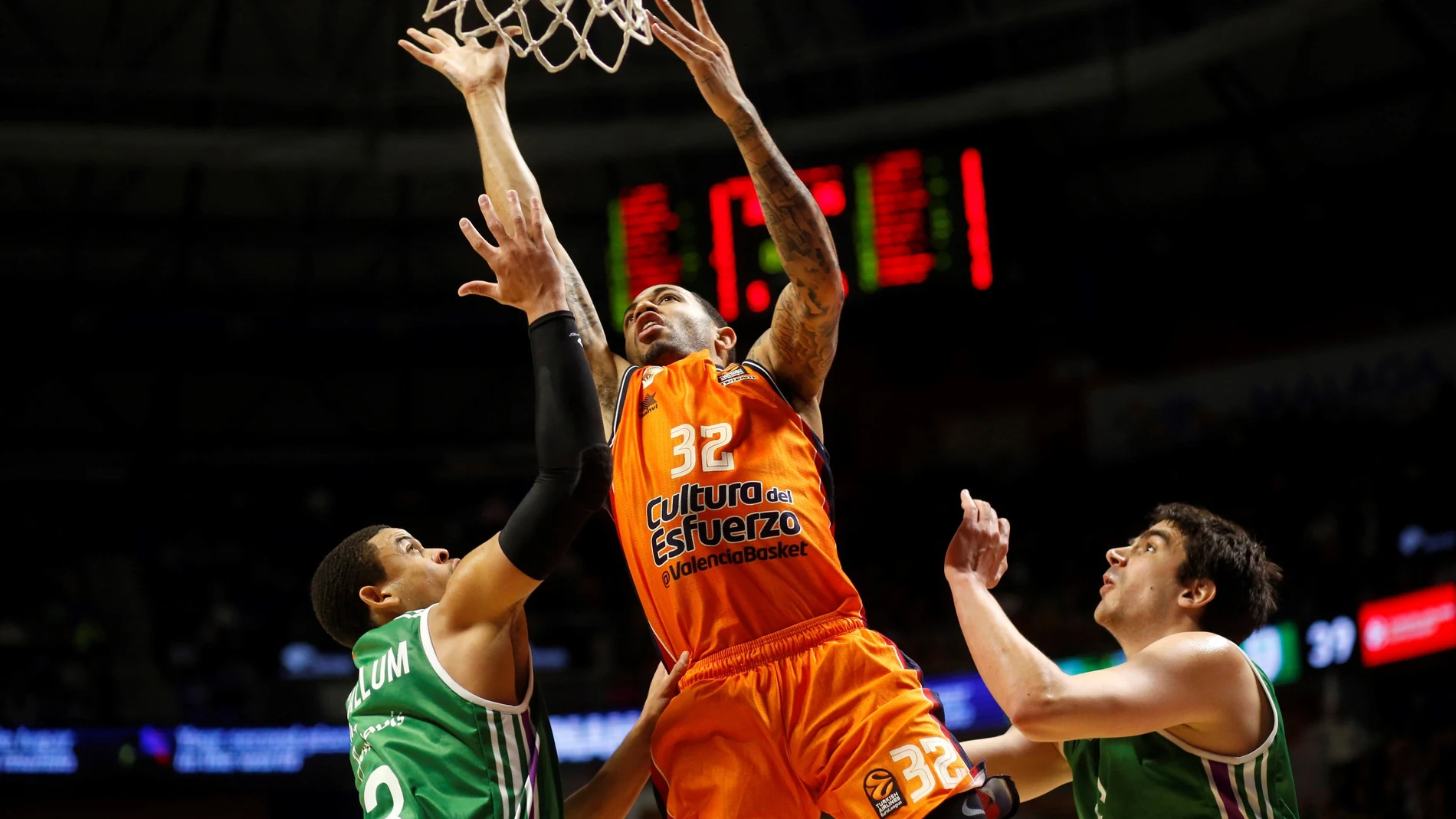 Erik Green penetra a canasta ante la defensa de Unicaja Erik Green penetra a canasta ante la defensa de Unicaja
