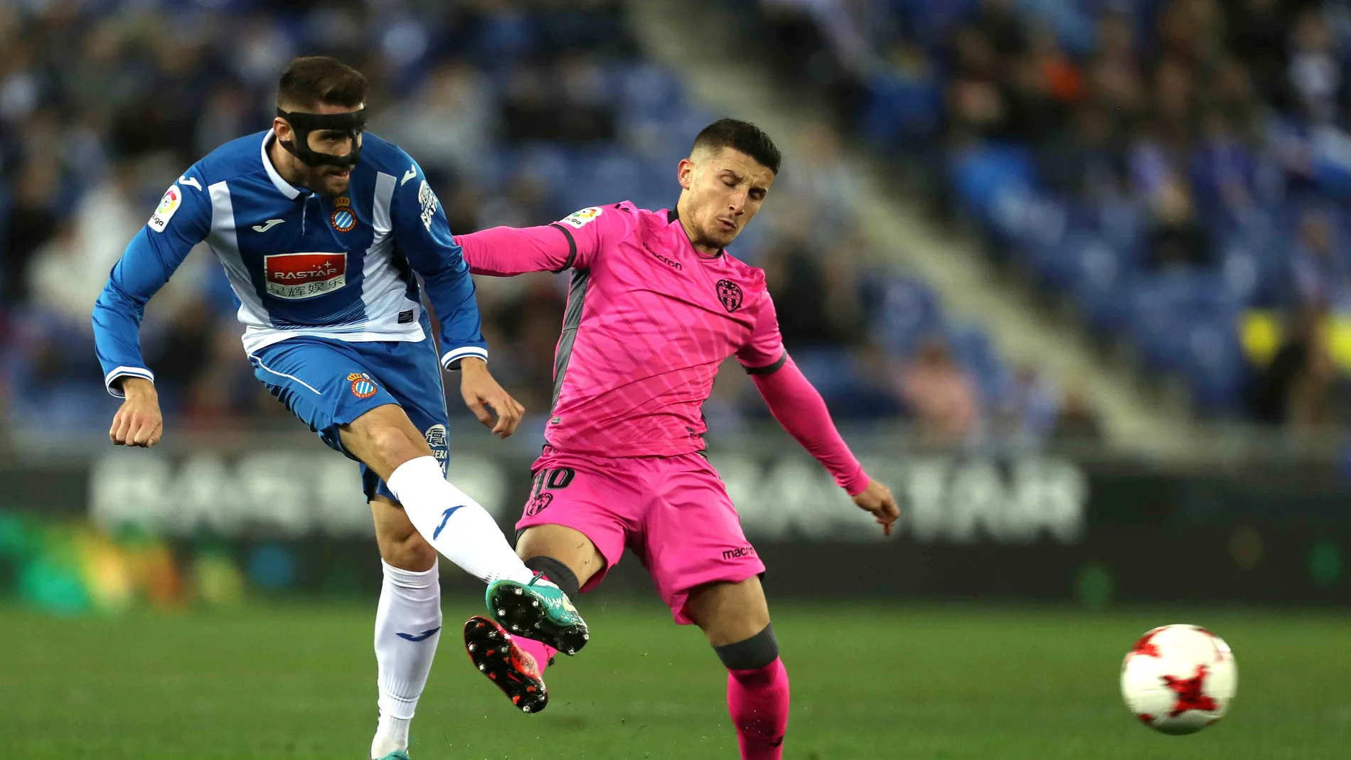David López dispara a portería ante la defensa de Bardhi David López dispara a portería ante la defensa de Bardhi