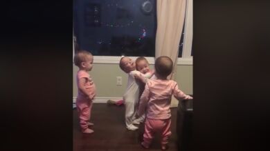 Los abrazos de unas cuatrillizas enternecen a 16 millones de usuarios de Facebook