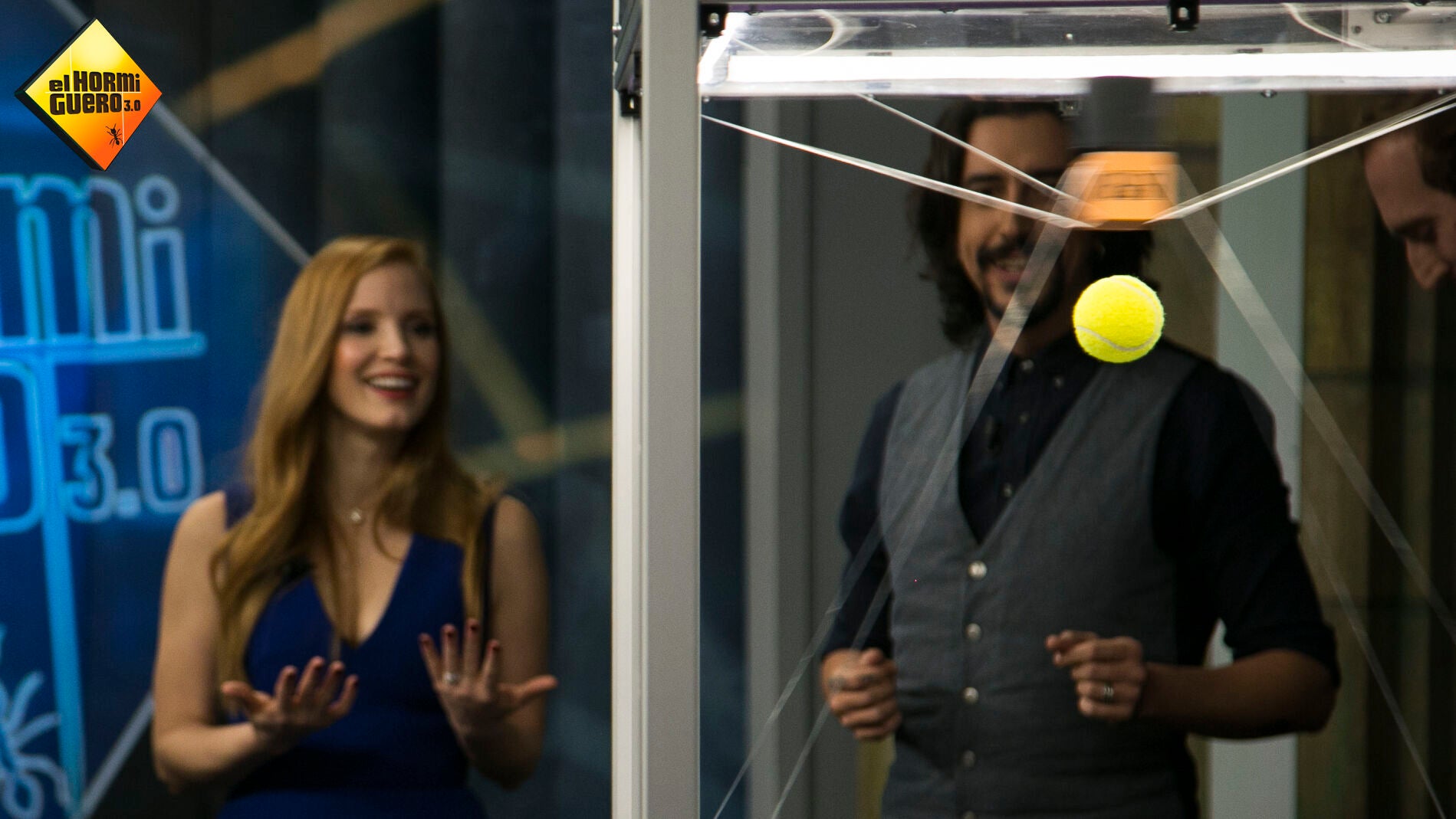  Marron demuestra las habilidades del robot malabares 