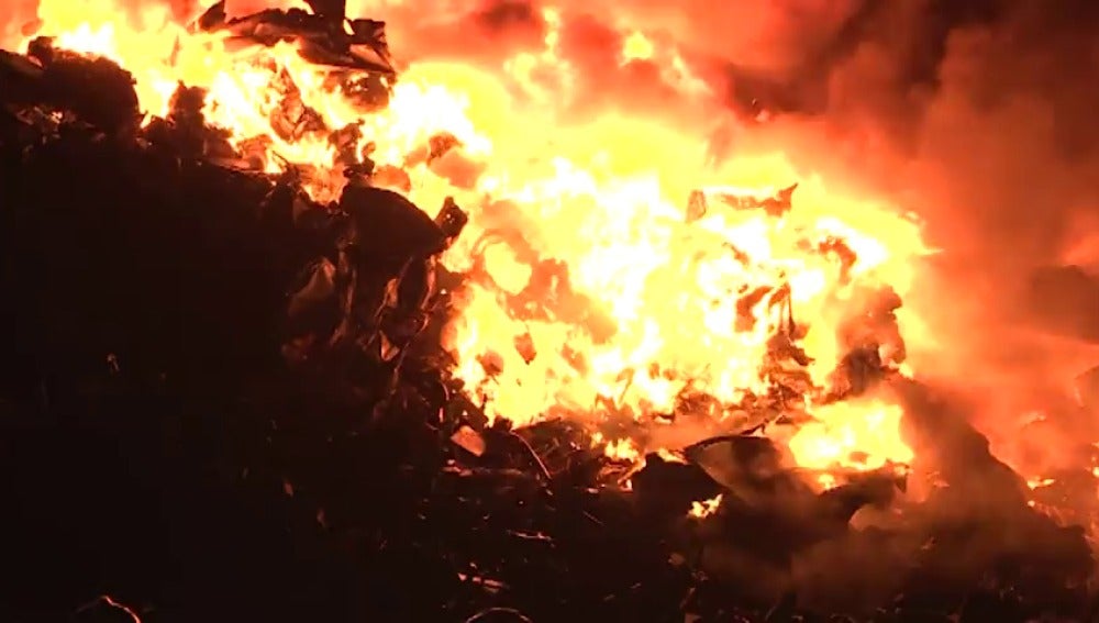 Gran incendio en las instalaciones de una empresa de desguaces de una parroquia de Gijón