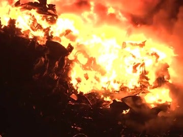 Gran incendio en las instalaciones de una empresa de desguaces de una parroquia de Gijón