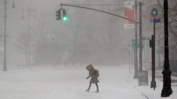 Una mujer camina por Brooklyn (Nueva York) durante la tormenta de nieve