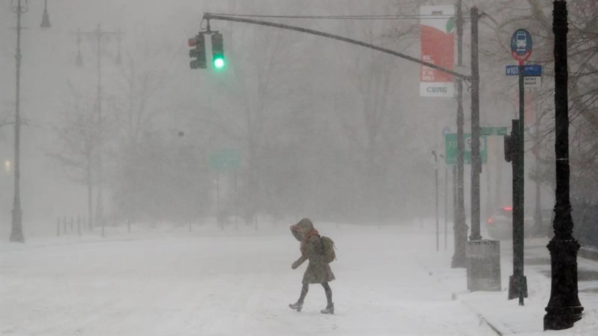 Una mujer camina por Brooklyn (Nueva York) durante la tormenta de nieve Una mujer camina por Brooklyn (Nueva York) durante la tormenta de nieve