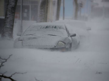 Un coche en Long Island (Nueva York) cubierto por la nieve