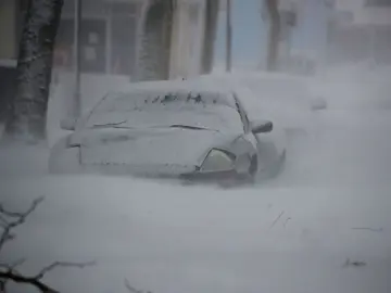 Un coche en Long Island (Nueva York) cubierto por la nieve Un coche en Long Island (Nueva York) cubierto por la nieve