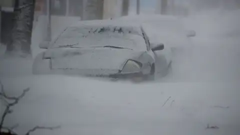 Un coche en Long Island (Nueva York) cubierto por la nieve Un coche en Long Island (Nueva York) cubierto por la nieve