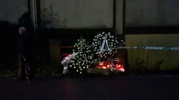 Coronas de flores en recuerdo de Diana Quer Coronas de flores en recuerdo de Diana Quer