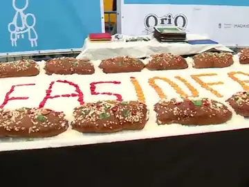 Aldeas Infantiles SOS reparte raciones de un roscón de Reyes gigante en la Puerta del Sol Aldeas Infantiles SOS reparte raciones de un roscón de Reyes gigante en la Puerta del Sol