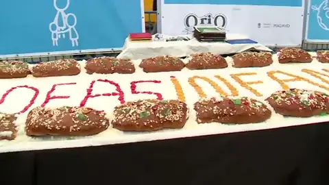 Aldeas Infantiles SOS reparte raciones de un roscón de Reyes gigante en la Puerta del Sol Aldeas Infantiles SOS reparte raciones de un roscón de Reyes gigante en la Puerta del Sol
