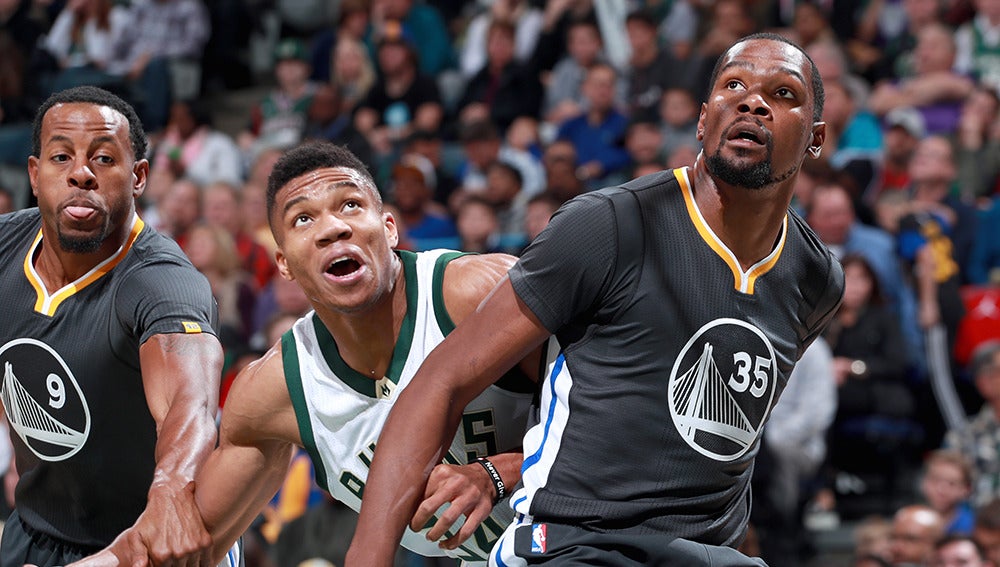 Antetokounmpo y Kevin Durant pelean un balón