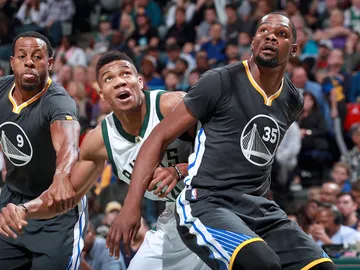 Antetokounmpo y Kevin Durant pelean un balón Antetokounmpo y Kevin Durant pelean un balón