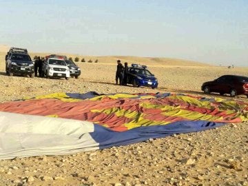 Agentes en el lugar donde se estrelló un globo aerostático en Luxor, Egipto