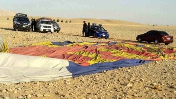 Agentes en el lugar donde se estrelló un globo aerostático en Luxor, Egipto