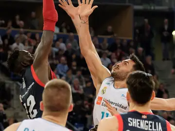 Campazzo intenta capturar el balón en el partido del Madrid Campazzo intenta capturar el balón en el partido del Madrid