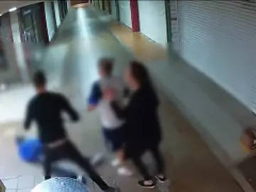 Detienen a un hombre y a dos mujeres en Gran Canaria involucrados en una pelea que dejó a una víctima en coma Detienen a un hombre y a dos mujeres en Gran Canaria involucrados en una pelea que dejó a una víctima en coma