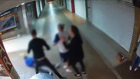 Detienen a un hombre y a dos mujeres en Gran Canaria involucrados en una pelea que dejó a una víctima en coma Detienen a un hombre y a dos mujeres en Gran Canaria involucrados en una pelea que dejó a una víctima en coma