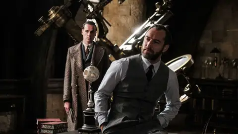 Jude Law como Albus Dumbledore Jude Law como Albus Dumbledore