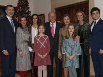El Rey Juan Carlos celebra sus 80 años con una comida familiar, excepto por la infanta Cristina