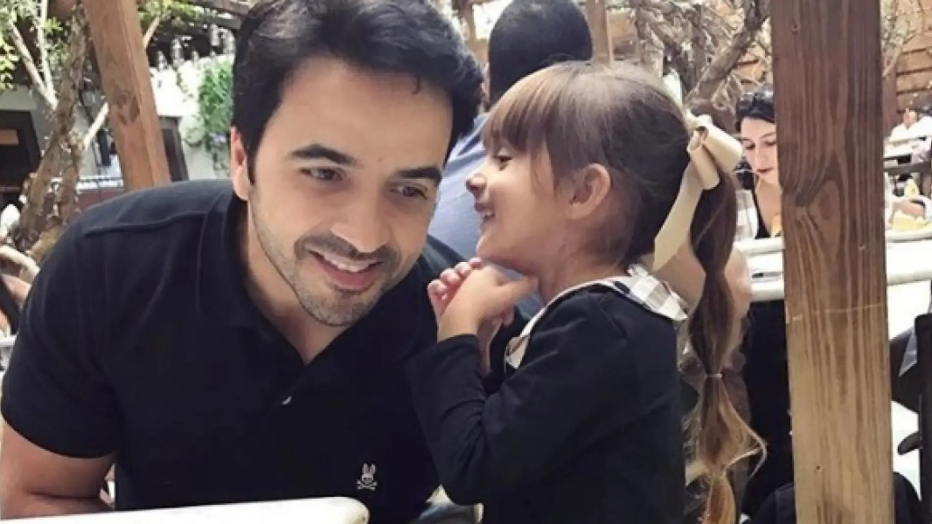 Luis Fonsi junto a su hija Mikaela