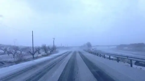 Precaución en la carretera ante la posibilidad de nieve y hielo Precaución en la carretera ante la posibilidad de nieve y hielo