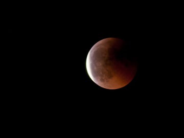 La Luna toma tonos rojizos durante los eclipses, por eso se le denomina luna de sangre