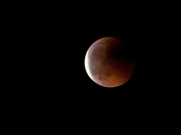 La Luna toma tonos rojizos durante los eclipses, por eso se le denomina luna de sangre La Luna toma tonos rojizos durante los eclipses, por eso se le denomina luna de sangre
