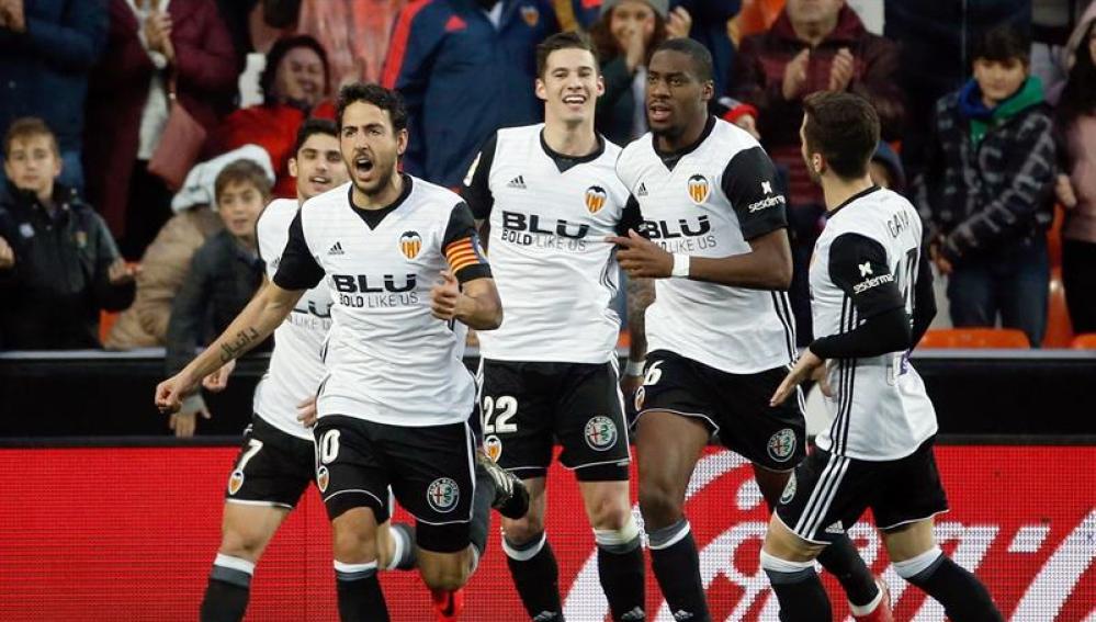 Los jugadores del Valencia celebran el gol de Parejo.
