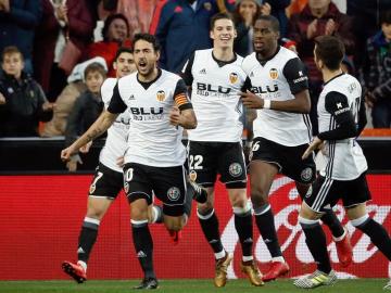 Los jugadores del Valencia celebran el gol de Parejo.