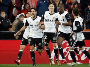 Los jugadores del Valencia celebran el gol de Parejo. Los jugadores del Valencia celebran el gol de Parejo.