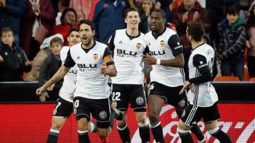 Los jugadores del Valencia celebran el gol de Parejo.