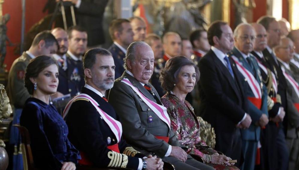 Felipe VI junto a su padre, el Rey Juan Carlos, durante la Pascua Militar