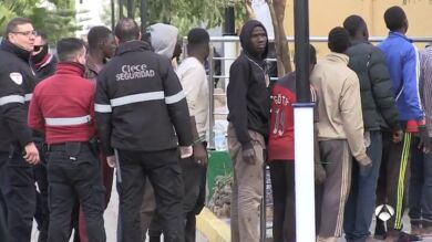 Más de 200 inmigrantes logran acceder a Melilla en el primer salto a la valla del año 
