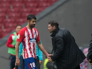 Simeone y Diego Costa se dan la mano Simeone y Diego Costa se dan la mano