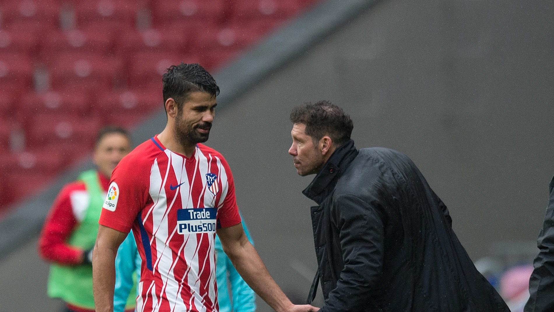Simeone y Diego Costa se dan la mano Simeone y Diego Costa se dan la mano