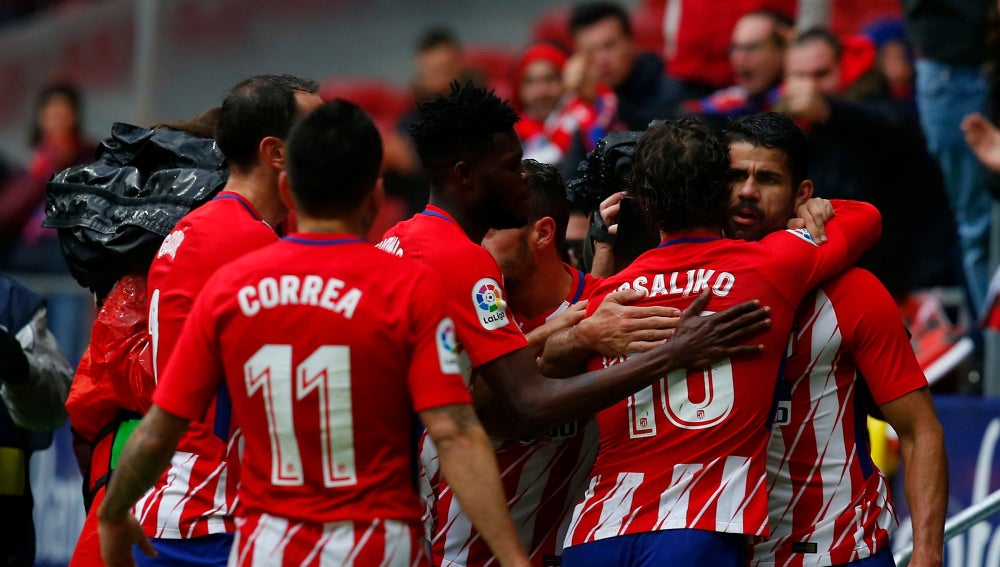 Los jugadores del Atlético celebran el gol de Diego Costa