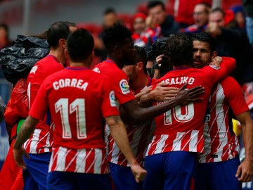 Los jugadores del Atlético celebran el gol de Diego Costa