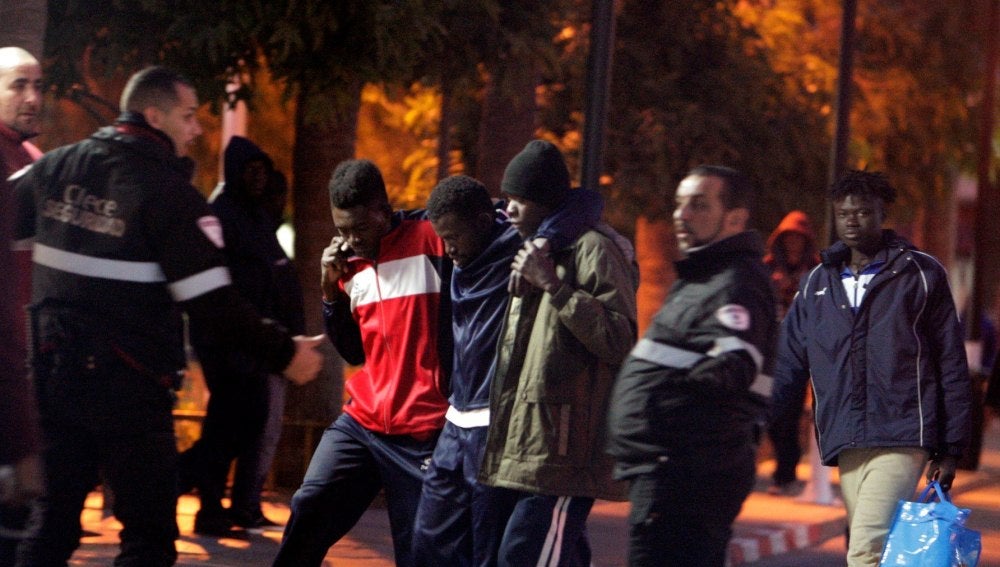 Más de 300 inmigrantes intentan saltar la valla de Melilla y 209 lo logran