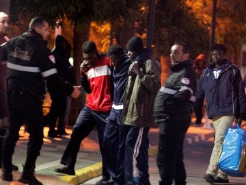 Más de 300 inmigrantes intentan saltar la valla de Melilla y 209 lo logran