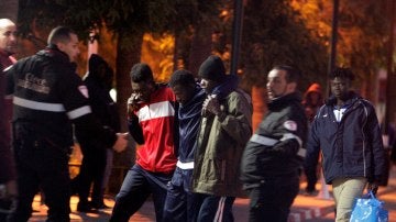 Más de 300 inmigrantes intentan saltar la valla de Melilla y 209 lo logran