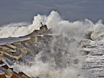 Olas en de la playa de San Juan de Nieva (Archivo)