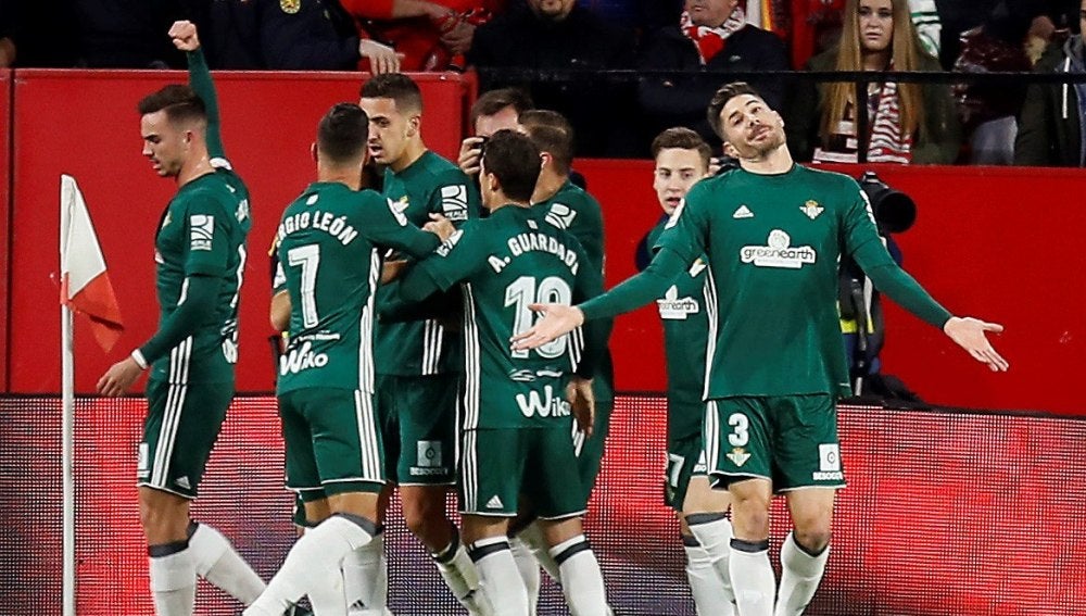 Los jugadores del Betis celebran el gol en el Pizjuán