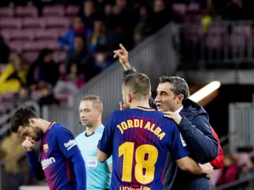 Valverde, dando indicaciones a Jordi Alba durante el partido Valverde, dando indicaciones a Jordi Alba durante el partido