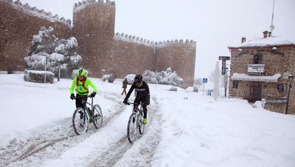 La nieve aisla por carretera las ciudades de Ávila y Madrid