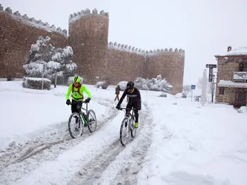 La nieve aisla por carretera las ciudades de Ávila y Madrid La nieve aisla por carretera las ciudades de Ávila y Madrid