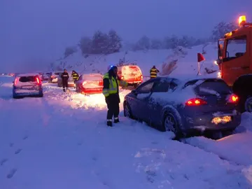 Coches atrapados por la nieve en la AP6 Coches atrapados por la nieve en la AP6