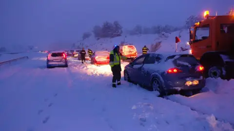 Coches atrapados por la nieve en la AP6 Coches atrapados por la nieve en la AP6
