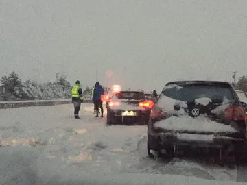 Fotografía facilitada por un conductor retenido en la A-6, a la altura del Km 75, en sentido Madrid Fotografía facilitada por un conductor retenido en la A-6, a la altura del Km 75, en sentido Madrid